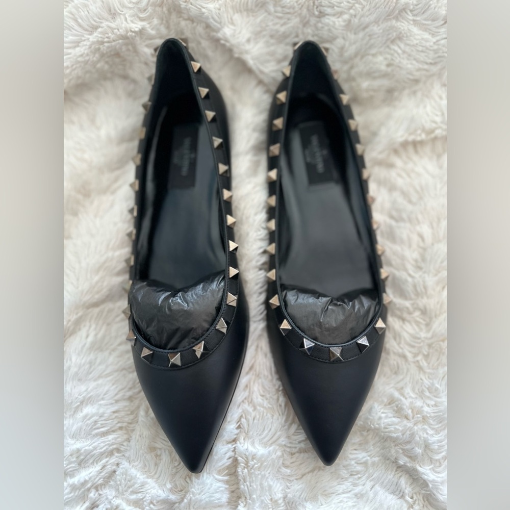 Brand new never worn Valentino Rockstud flats